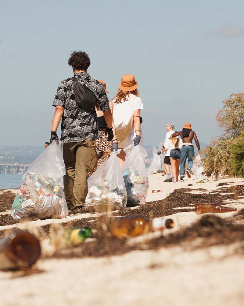 Levi's Sustainability Experience: Beach Clean Up | Photo: Partiu Visuals