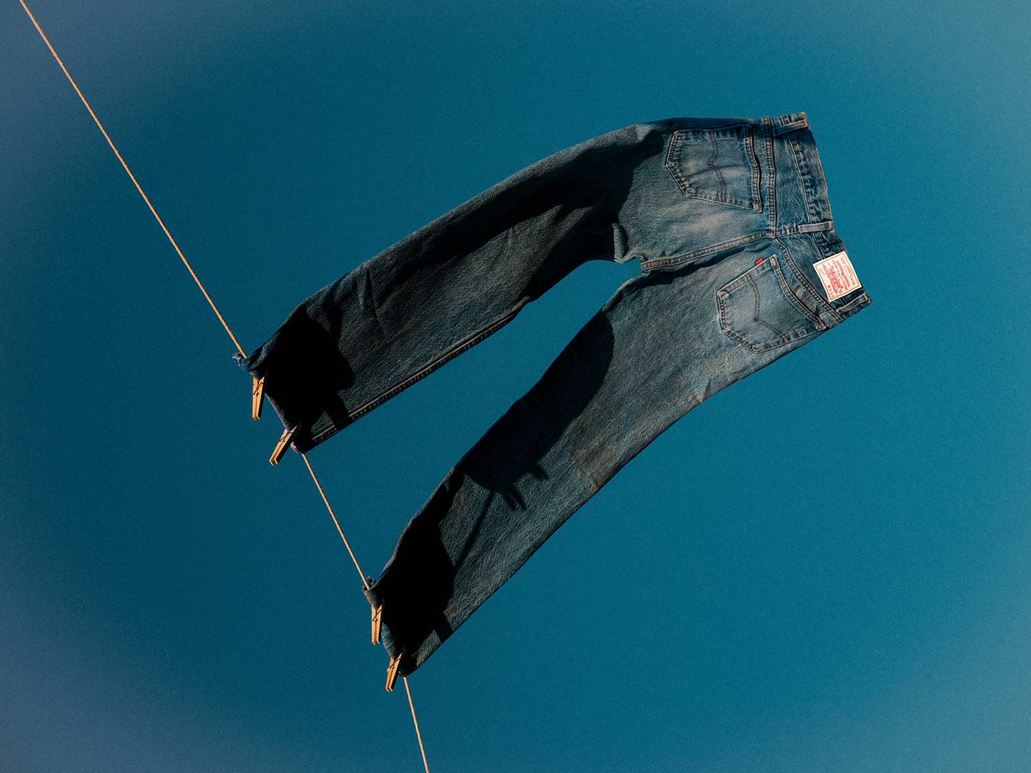 Os jeans redesenhados que fecham o círculo – Terramotto
